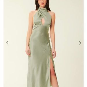 Sage green long dress! Perfect for weddings or formal dinner 💚✨